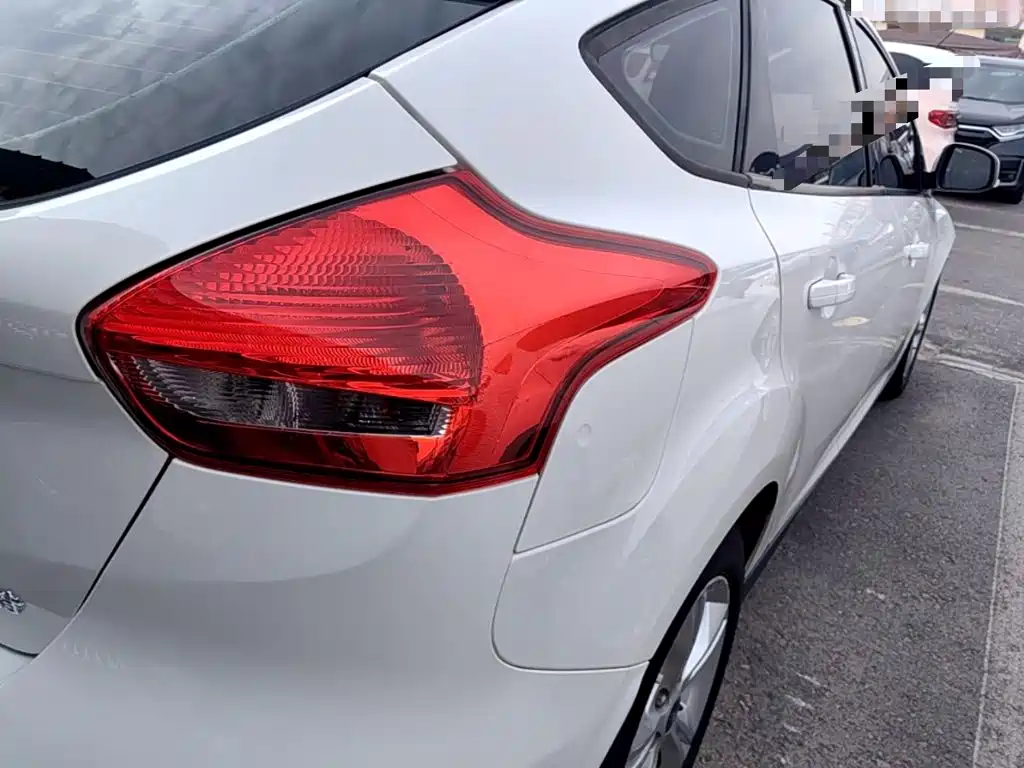Фото 8 - Ford Focus
