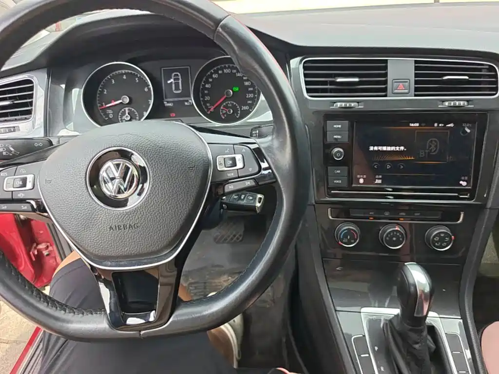 Фото 10 - Volkswagen Golf