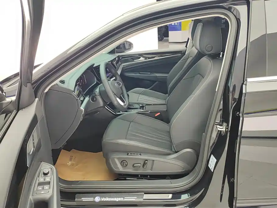 Volkswagen Passat 2025 Outstanding 330TSI Elite Edition фото 9