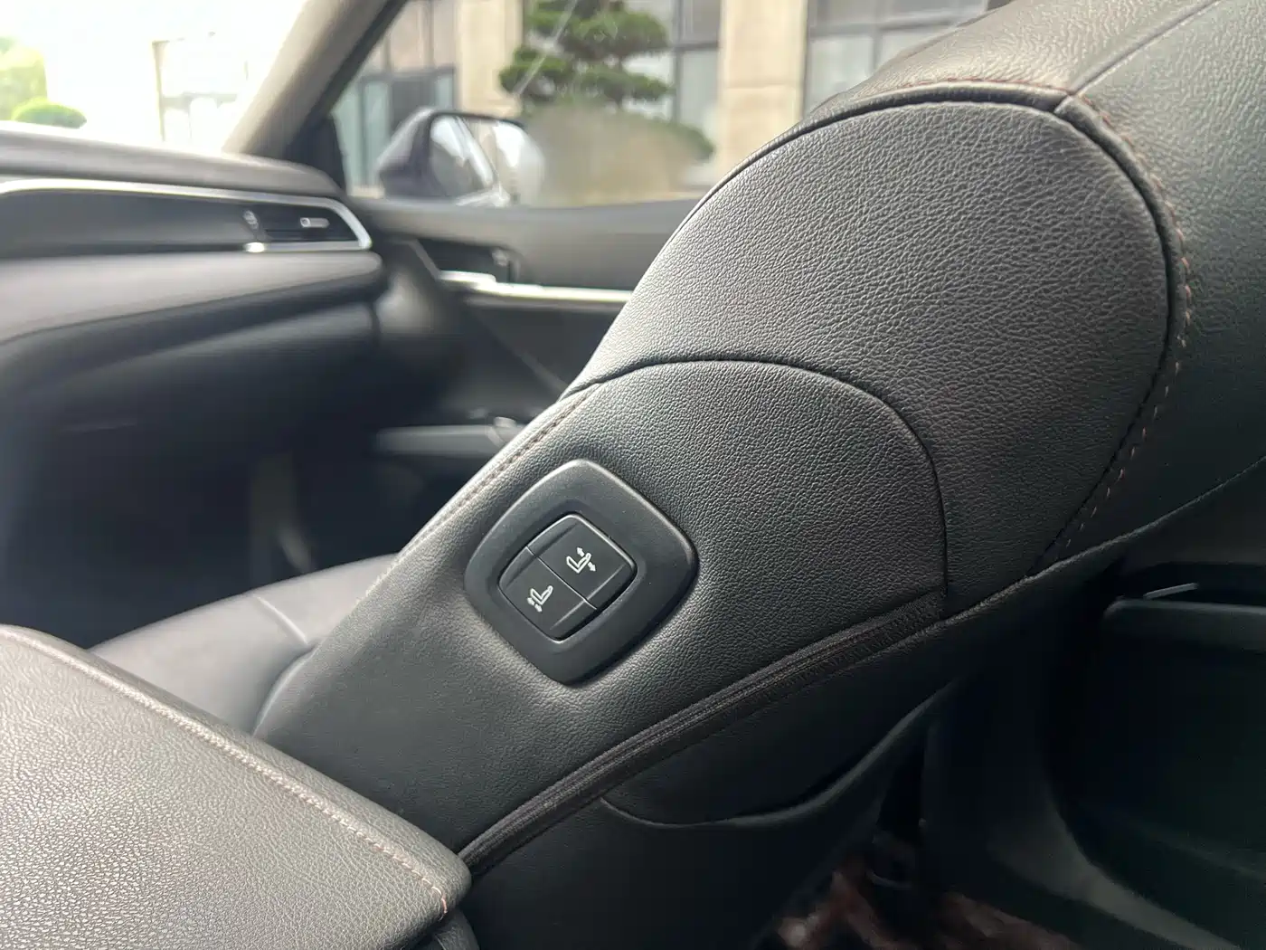 Toyota Camry 2023 Hybrid 2.5HG Luxury Edition фото 12
