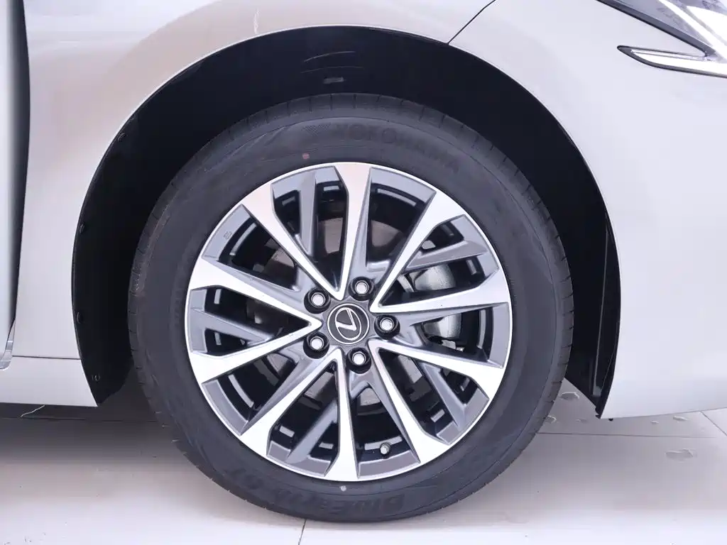 Lexus ES 2026 2025 200 Ultimate Edition