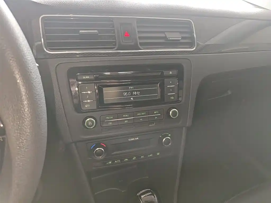 Škoda Skoda Rapid Spaceback 2016 1.6L Automatic Smart Edition фото 13