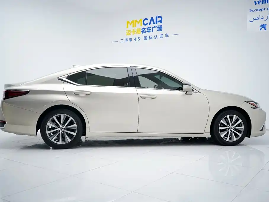 Фото 12 - Lexus ES