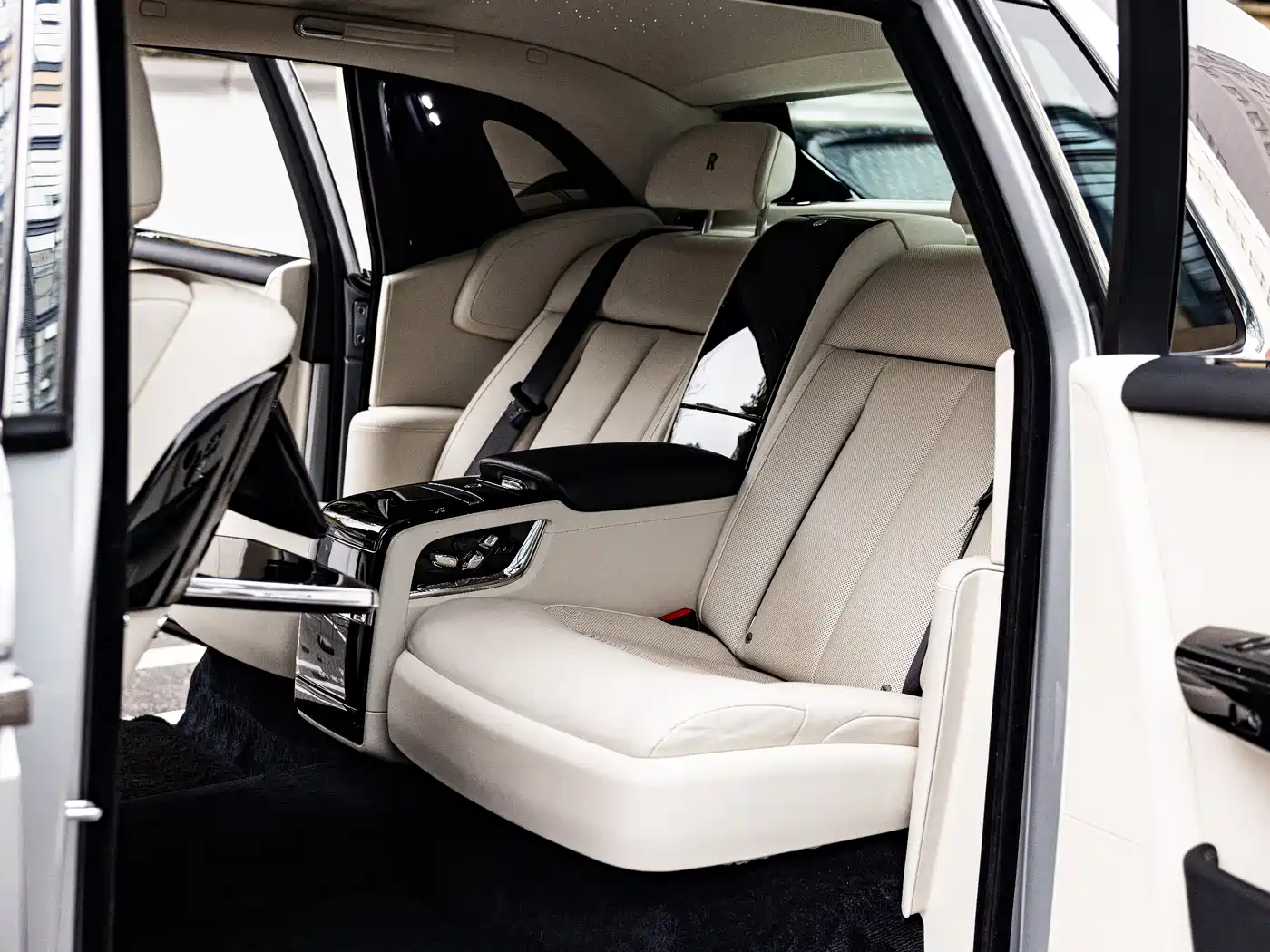 Rolls-Royce Phantom 2018 6.7T Long Wheelbase Version фото 19