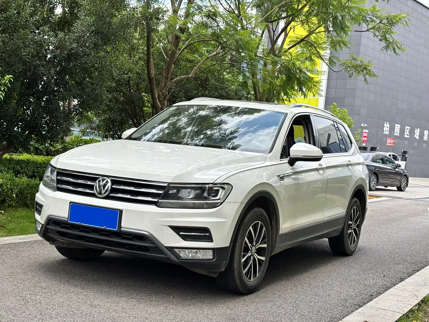 Photo 1 - Volkswagen Tiguan L