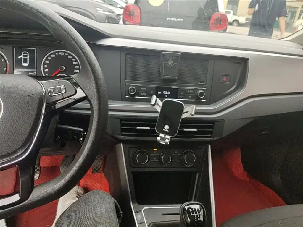 VOLKSWAGEN POLO