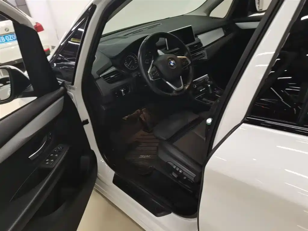 BMW 2 Series Touring 2016 220i Leading Model фото 15