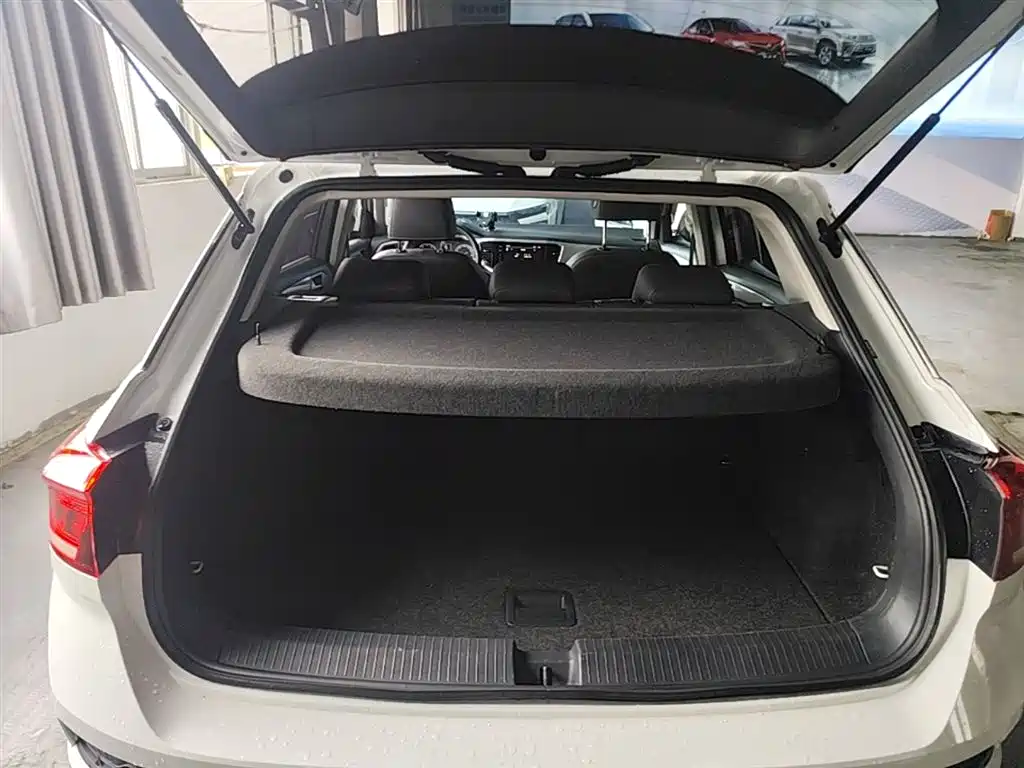 VOLKSWAGEN T-ROC EXPLORING SONGS