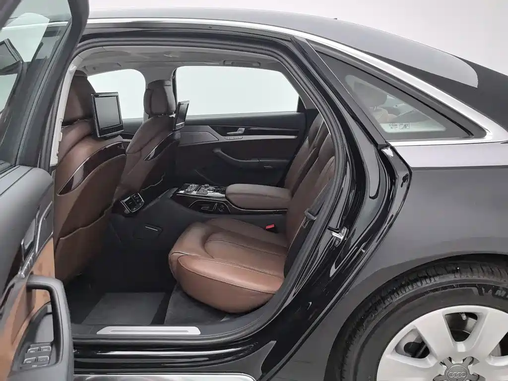 Фото 15 - Audi A8
