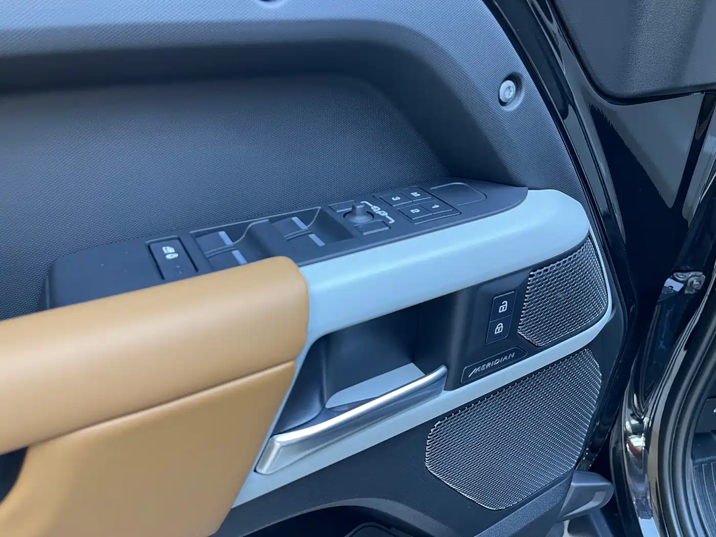 Land Rover Defender 2024 110 3.0T P400 X-DYNAMIC HSE фото 16