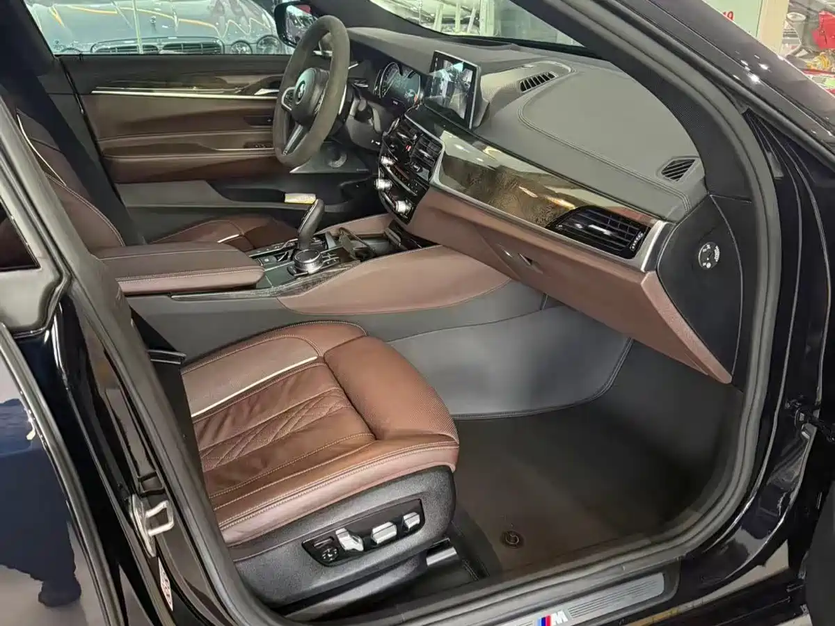 BMW 6 Series GT 2018 640i xDrive M Sport Package фото 8
