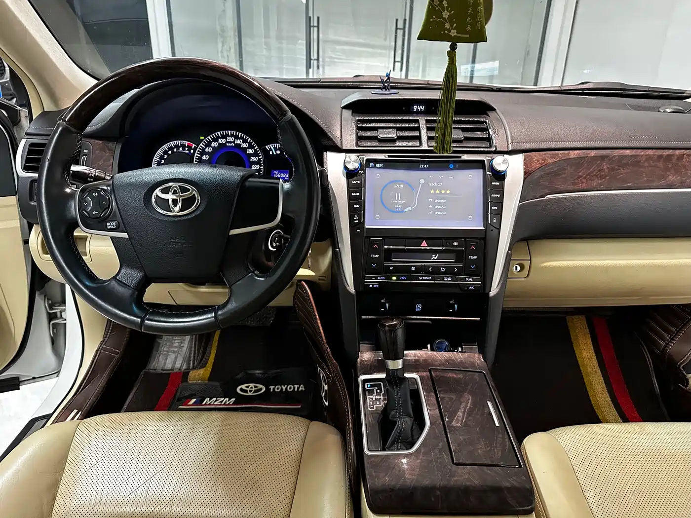 Фото 11 - Toyota Camry