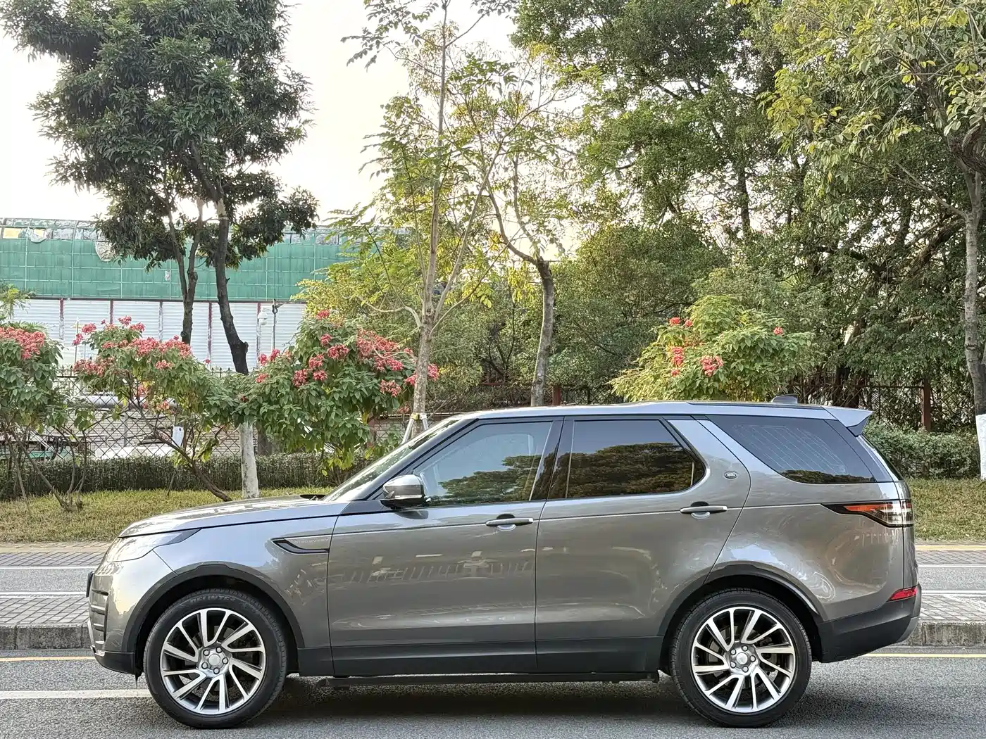 Land Rover Discovery 2017 3.0 SC V6 SE фото 4
