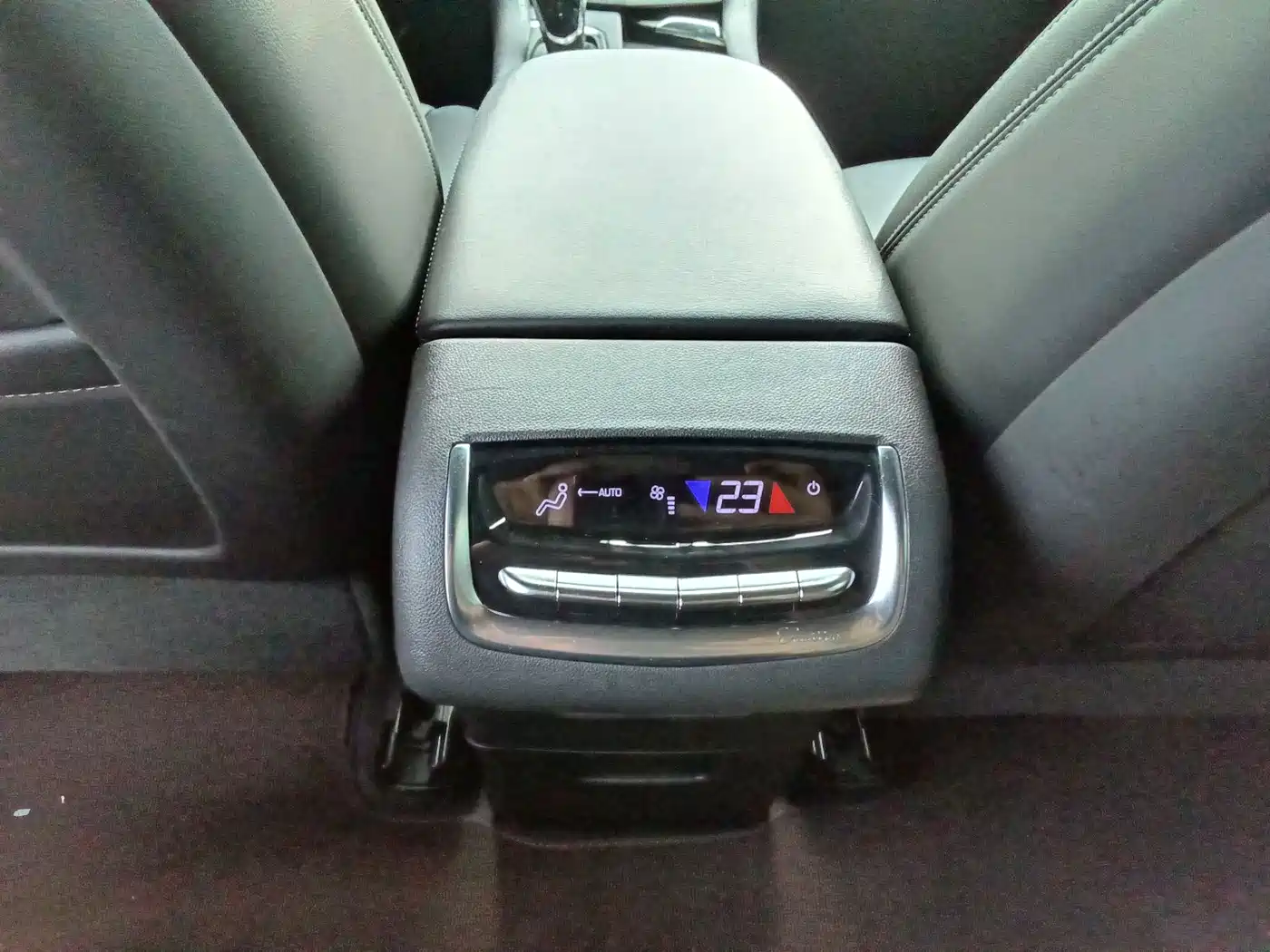 Фото 14 - Cadillac XT6
