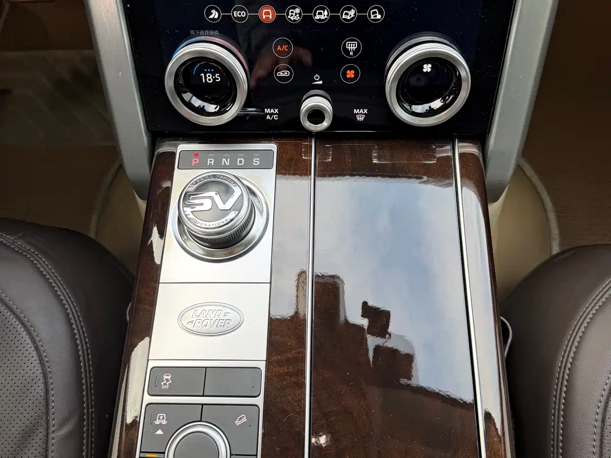 Land Rover Range Rover 2022 3.0 L6 400PS Heritage Extended Classic Edition фото 24