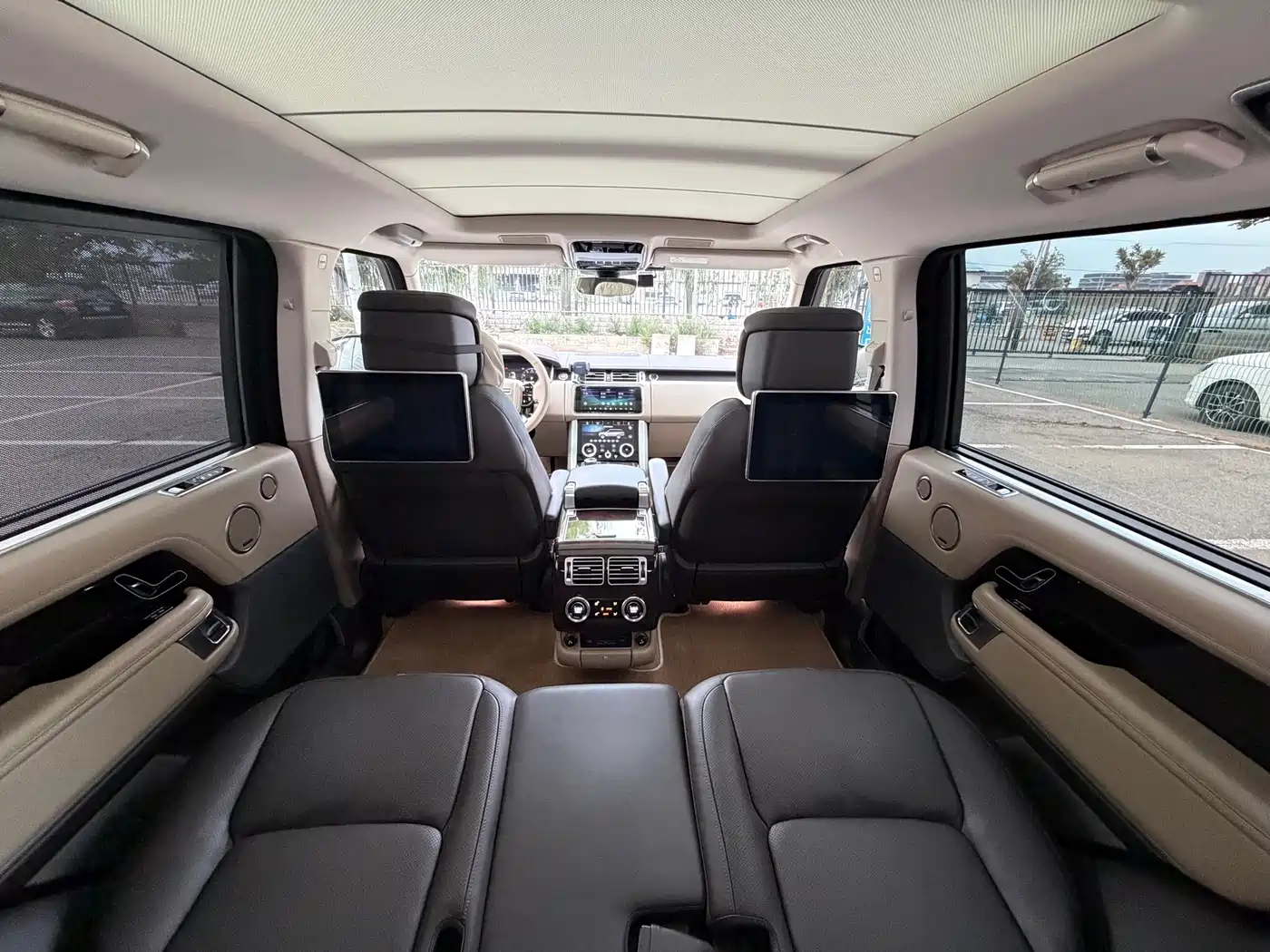 Land Rover Range Rover 2022 3.0 L6 400PS Heritage Extended Classic Edition фото 31