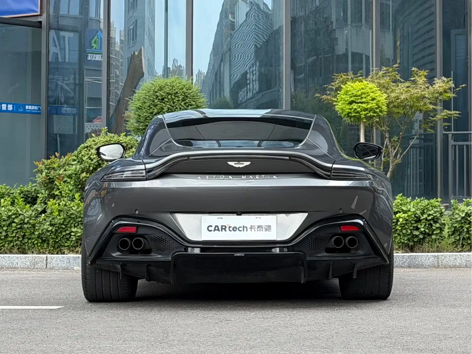 Фото 4 - Aston Martin Vantage