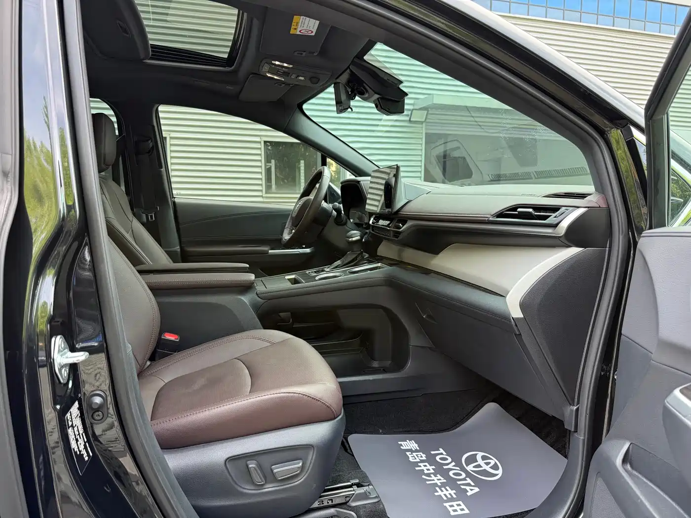 Toyota Granvia 2023 2.5L Hybrid Flagship VIP Edition фото 12