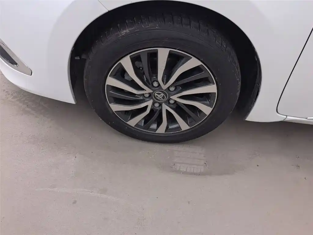 Toyota Corolla 2018 Hybrid 1.8L E-CVT Smart Edition фото 23