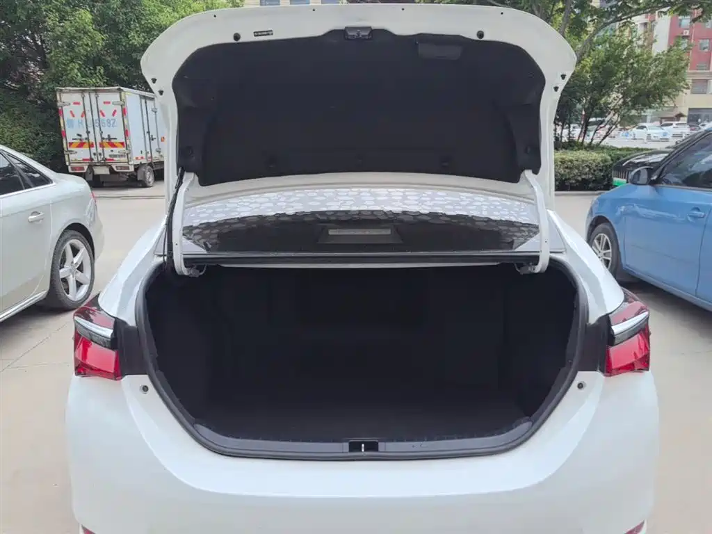 Toyota Corolla 2018 Hybrid 1.8L E-CVT Smart Edition фото 19