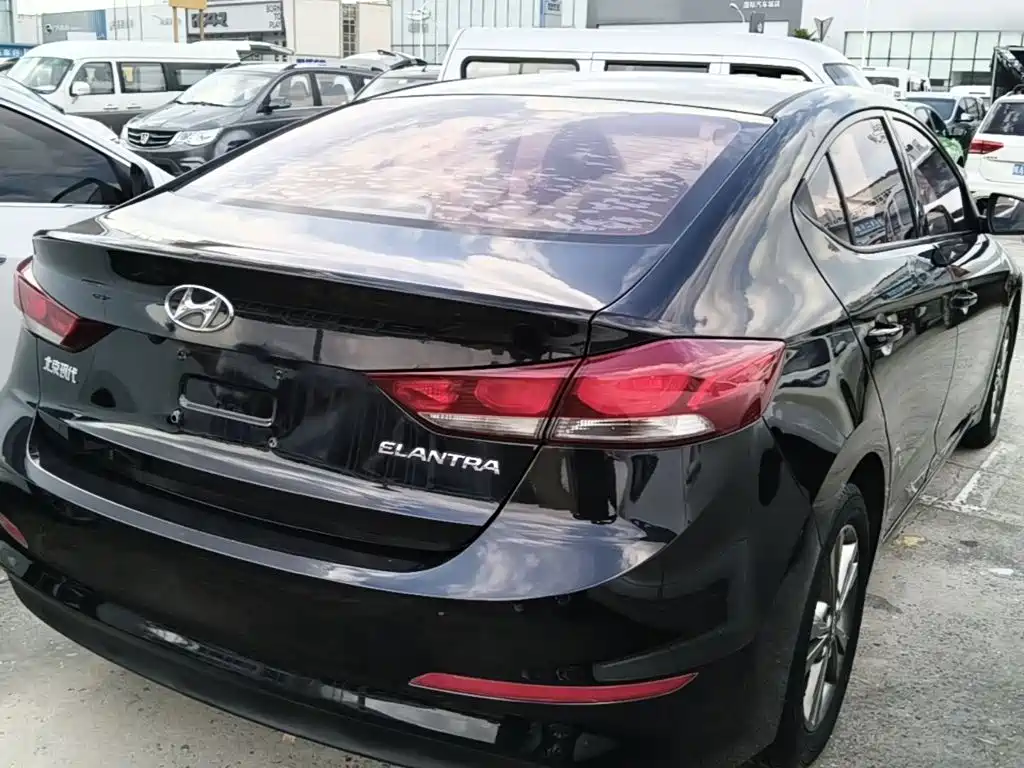 Photo 7 - Hyundai Elantra