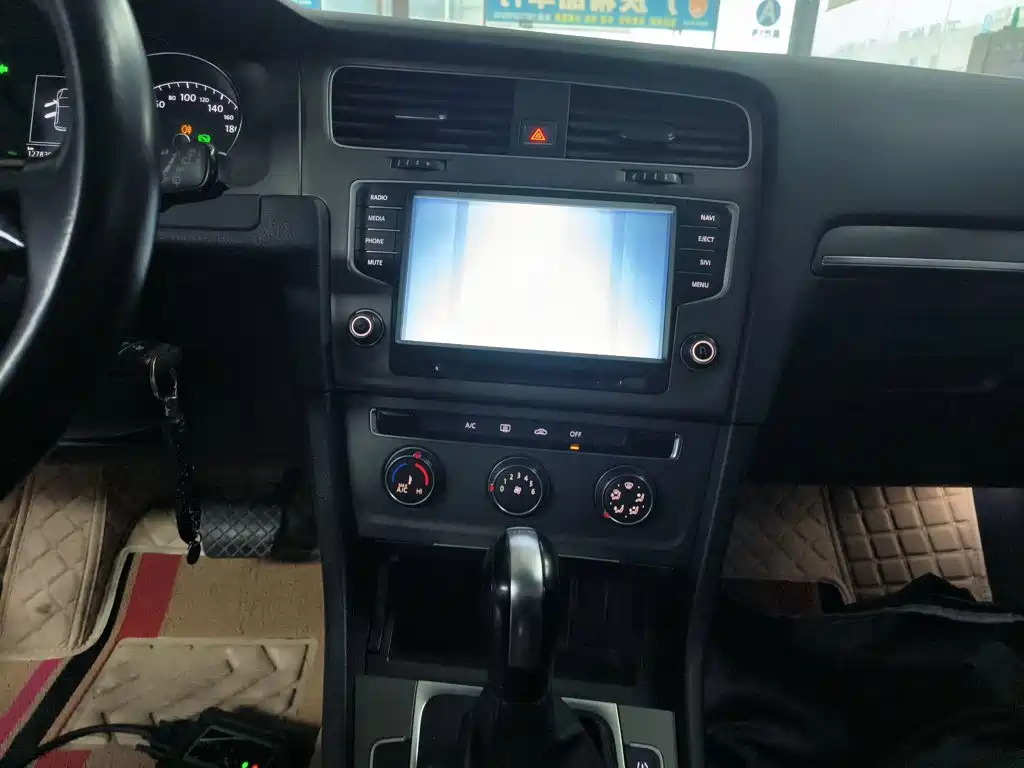 Фото 9 - Volkswagen Golf