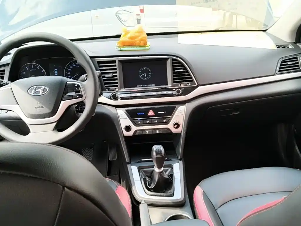 Photo 10 - Hyundai Elantra