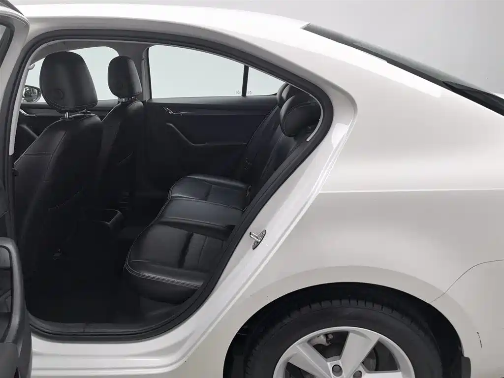 Škoda Octavia 2018 1.6L Manual Standard Edition фото 15