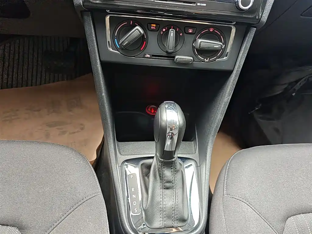 Volkswagen Jetta 2013 1.6L Automatic Comfort фото 14