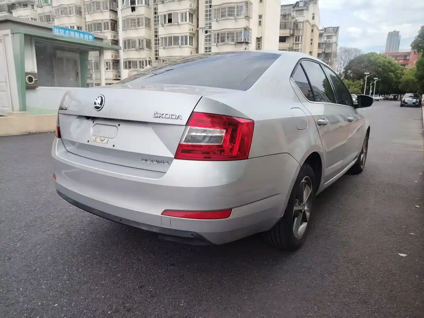 Škoda Octavia 2016 1.6L Automatic Pioneer Edition фото 3