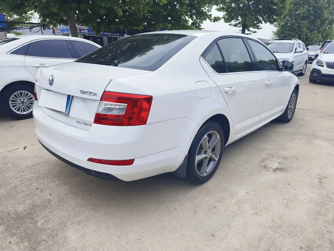 Škoda Octavia 2016 1.6L Automatic Pioneer Edition фото 5