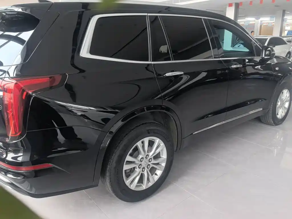 Photo 7 - Cadillac XT6