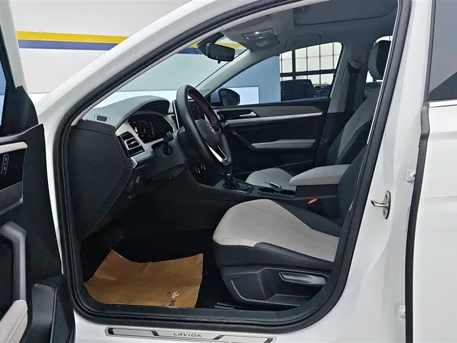 Volkswagen Lavida 2023 1.5L Auto Five Million Edition фото 9