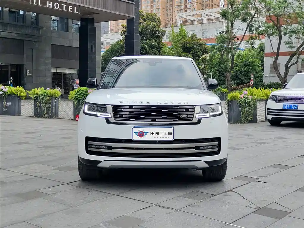 Land Rover Range Rover 2023 3.0 L6 400PS Golden Age Long Wheelbase фото 2