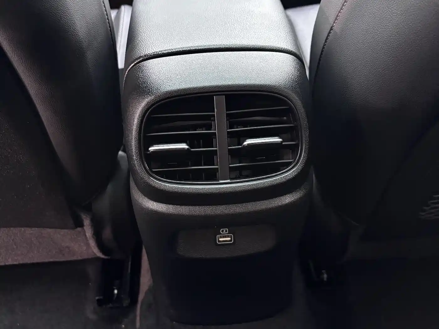 Hyundai Elantra 2022 1.5L CVT LUX Premium Edition фото 19