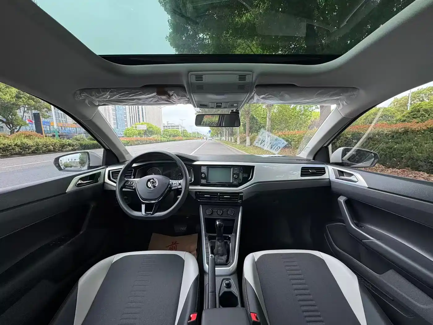 Volkswagen Polo 2019 Plus 1.5L Automatic Colorful Tech Edition фото 10