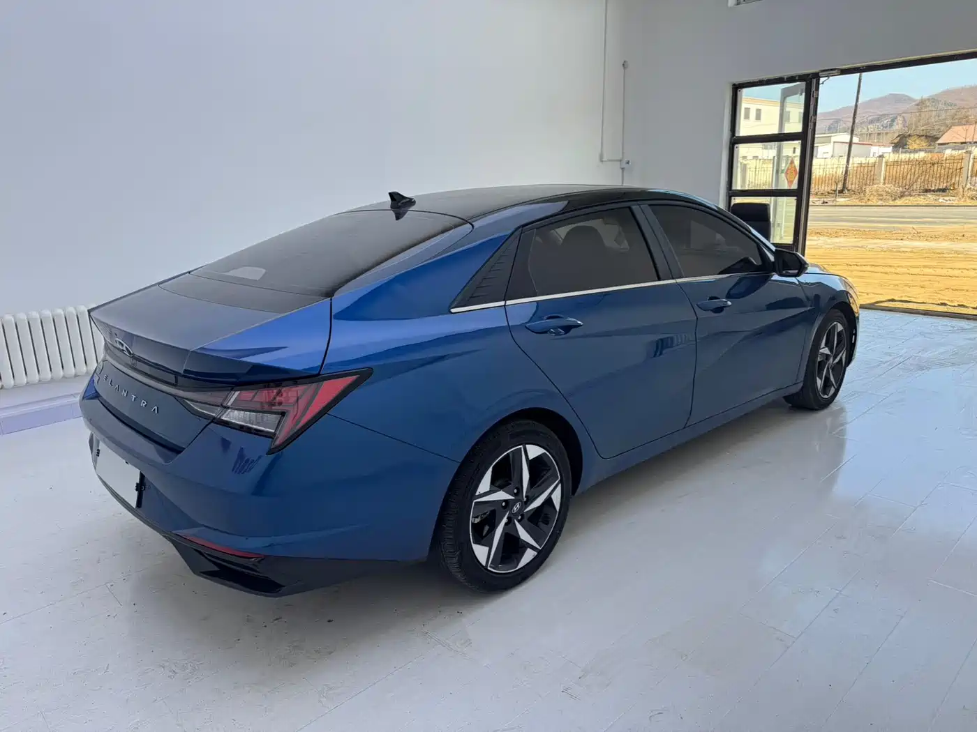 Hyundai Elantra 2021 1.5L CVT LUX Premium Edition фото 6