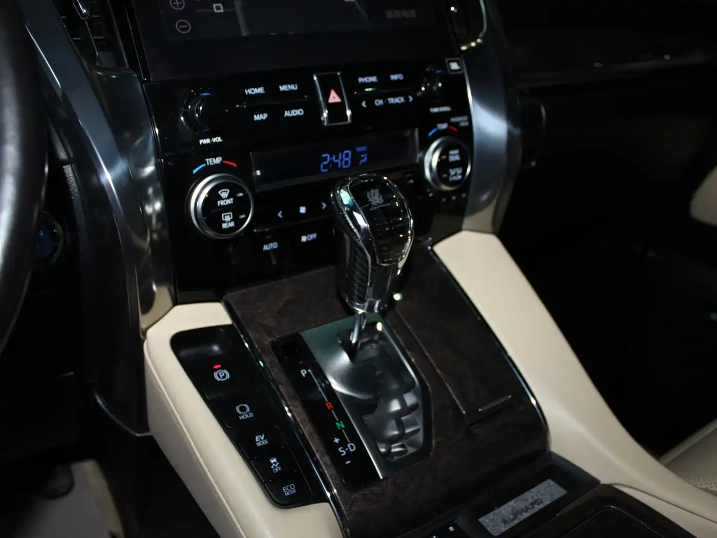 Toyota Alphard 2020 Hybrid 2.5L Premium Edition фото 12