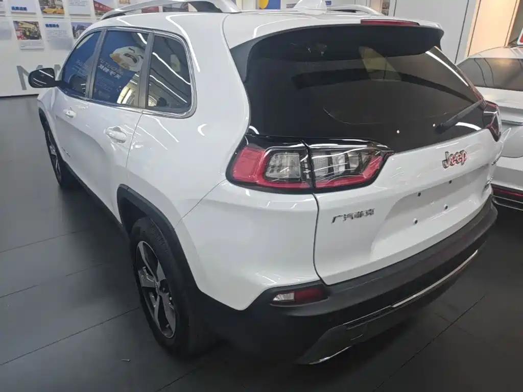 Photo 5 - Jeep Cherokee