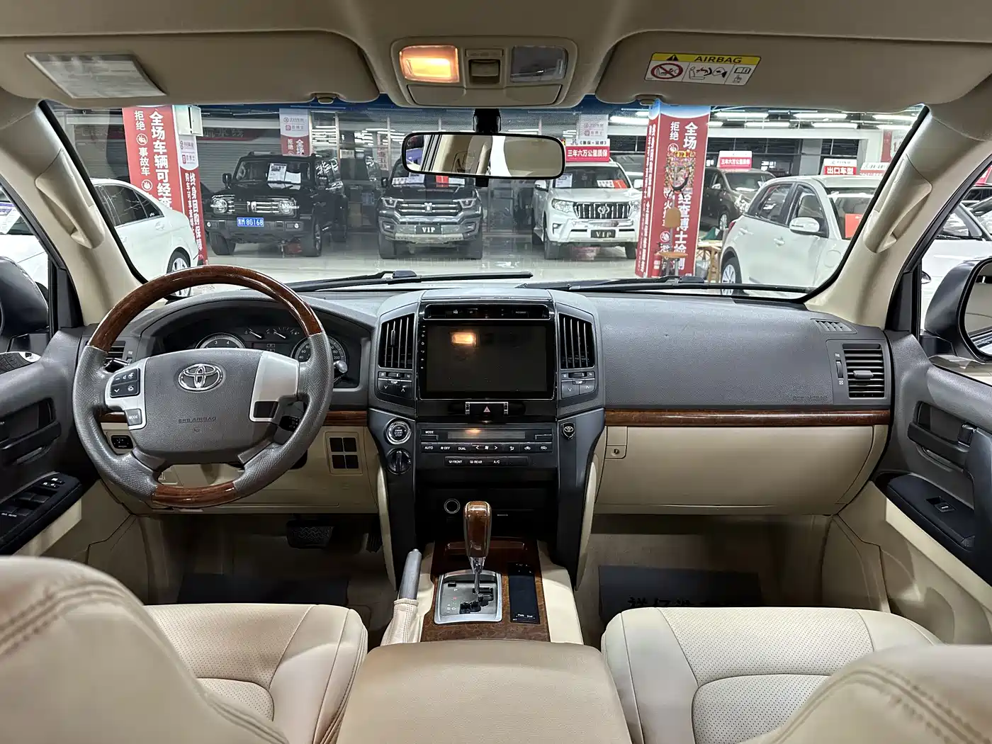 Toyota Land Cruiser (Import) 2015 4.0L V6 Middle East Low Configuration Edition фото 18
