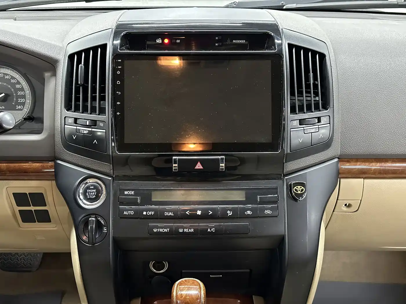 Toyota Land Cruiser (Import) 2015 4.0L V6 Middle East Low Configuration Edition фото 22