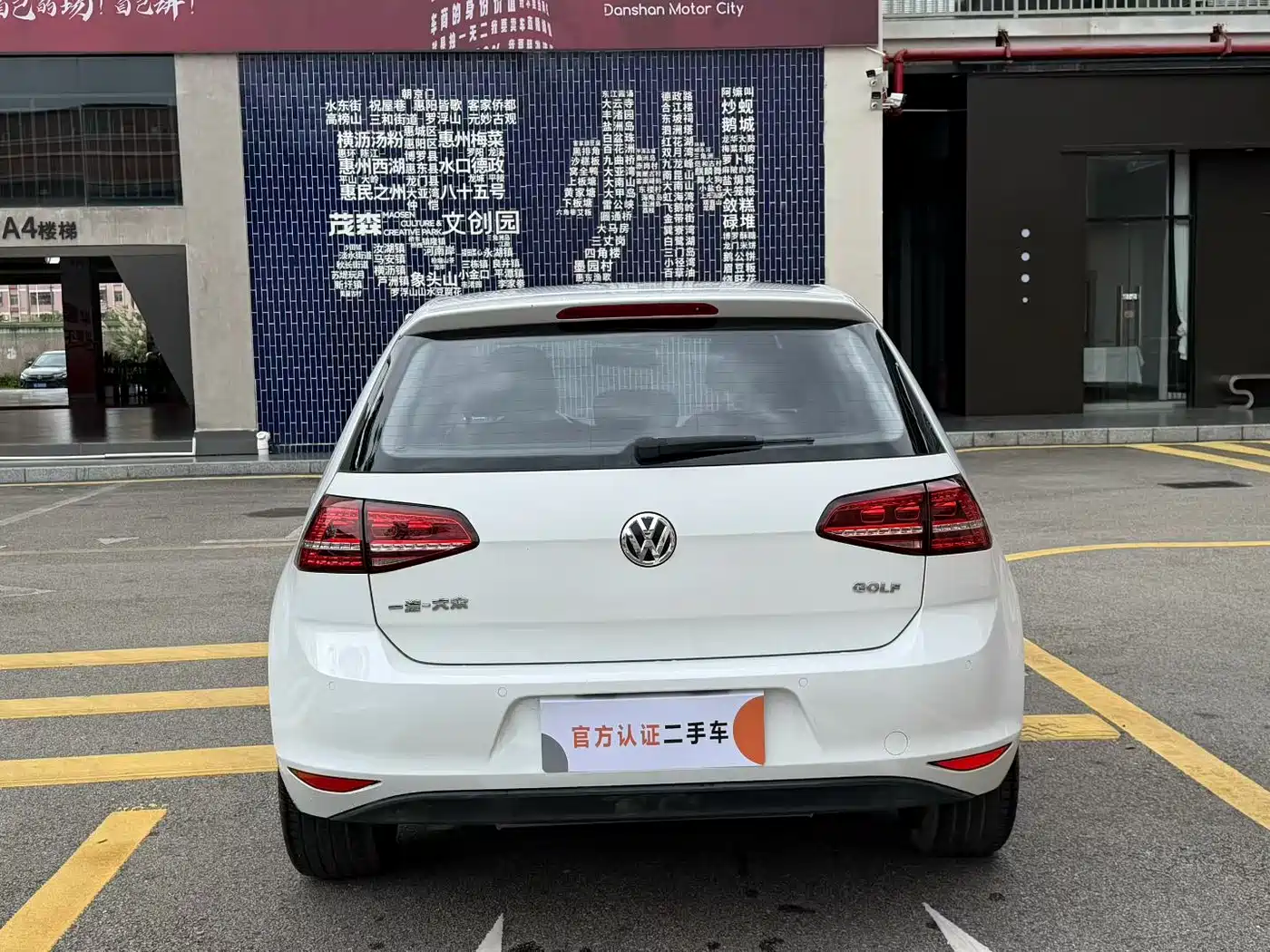 Volkswagen Golf 2017 1.6L Auto Comfort Millionth Edition фото 8