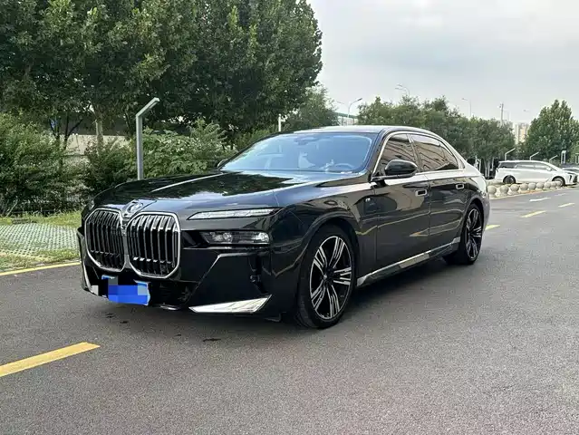 BMW 7 Series 2023 Model 740Li Leading M Sport Package — фото 1