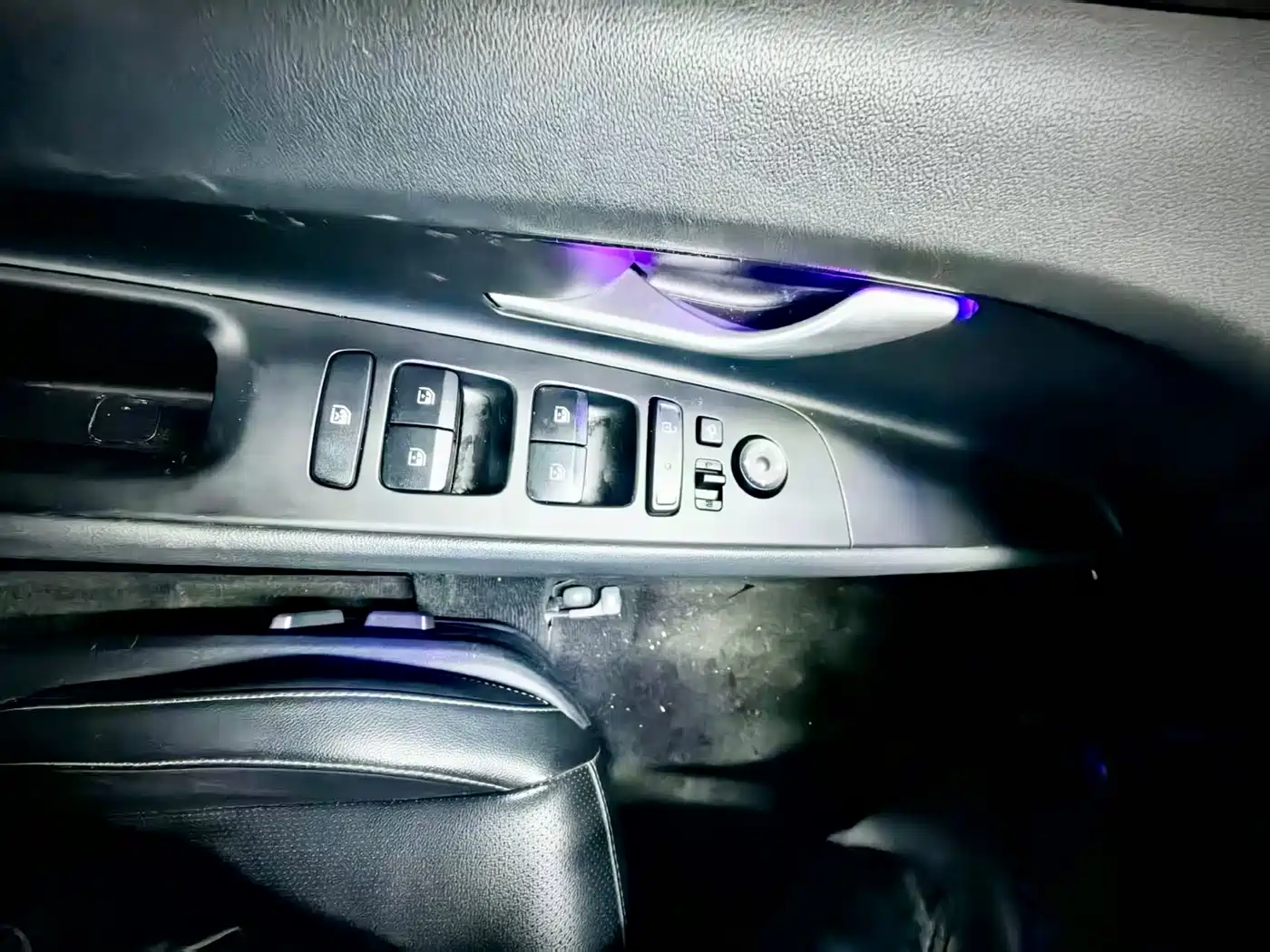 Hyundai Elantra 2021 1.5L CVT LUX Premium Edition фото 10
