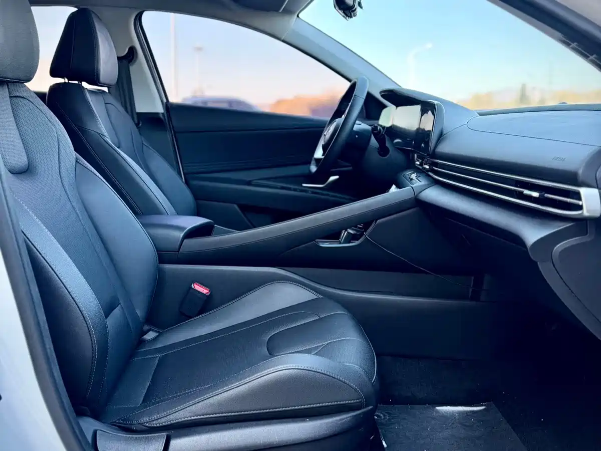 Hyundai Elantra 2023 Model 1.5L CVT LUX Premium Edition фото 13