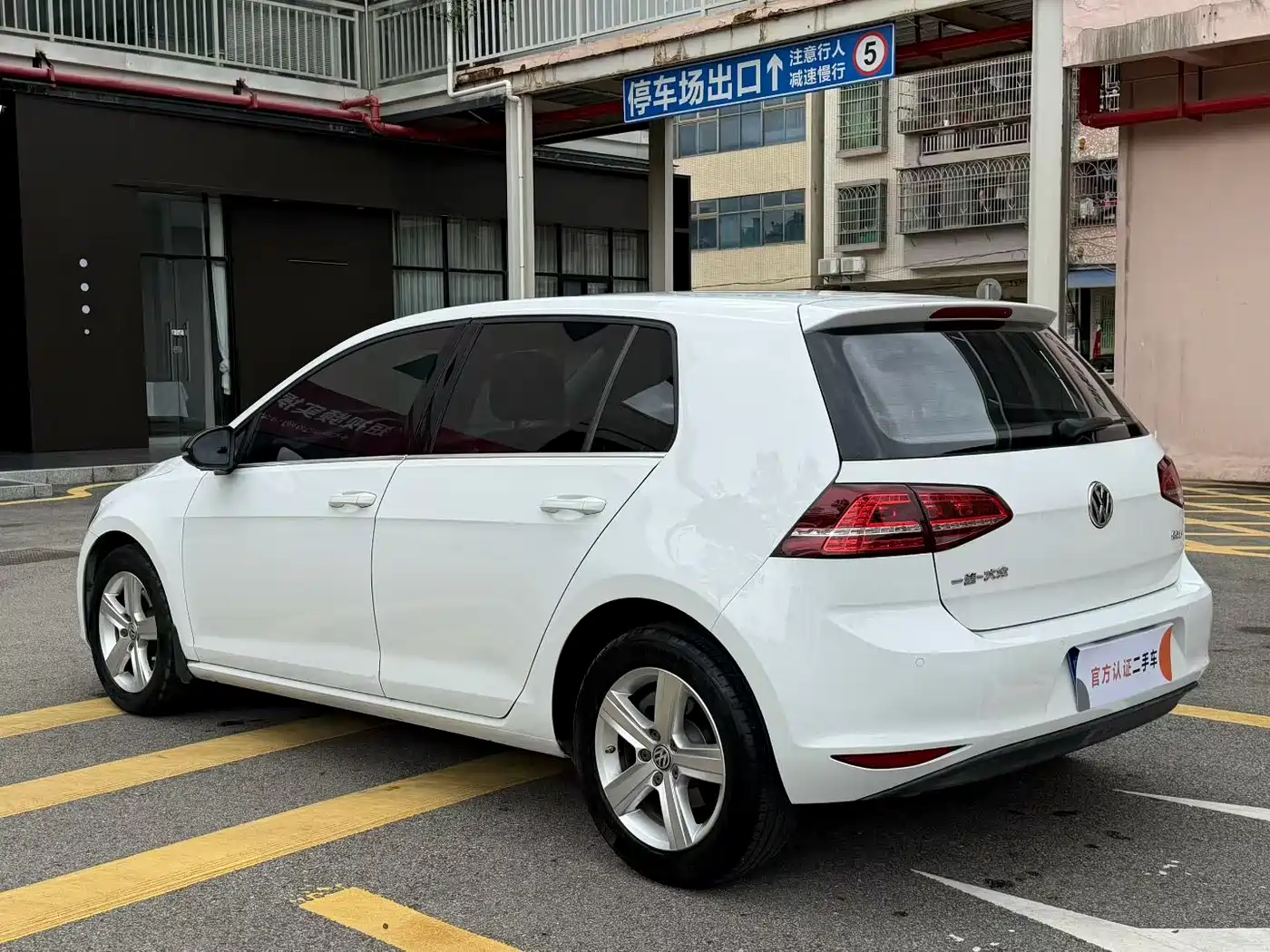 Volkswagen Golf 2017 1.6L Auto Comfort Millionth Edition фото 7