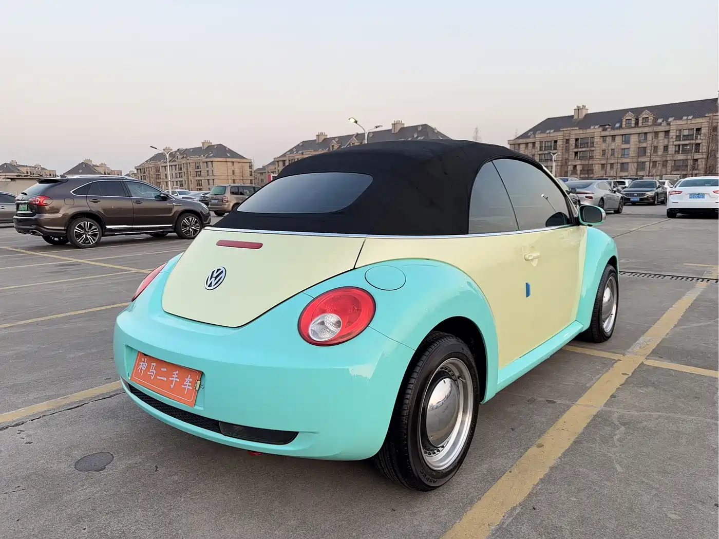 Volkswagen Beetle 2010 Model 2.0 BlackOrange Convertible Luxury Edition фото 11