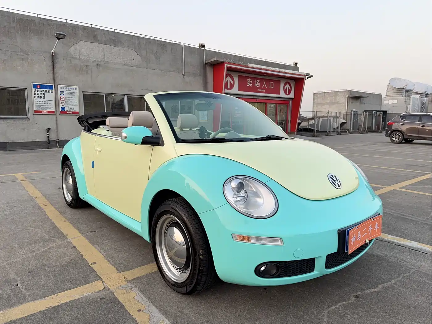 Volkswagen Beetle 2010 Model 2.0 BlackOrange Convertible Luxury Edition фото 2
