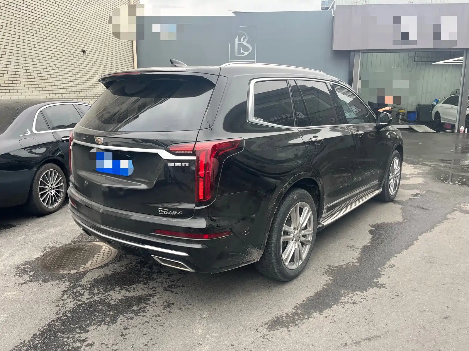 Photo 10 - Cadillac XT6