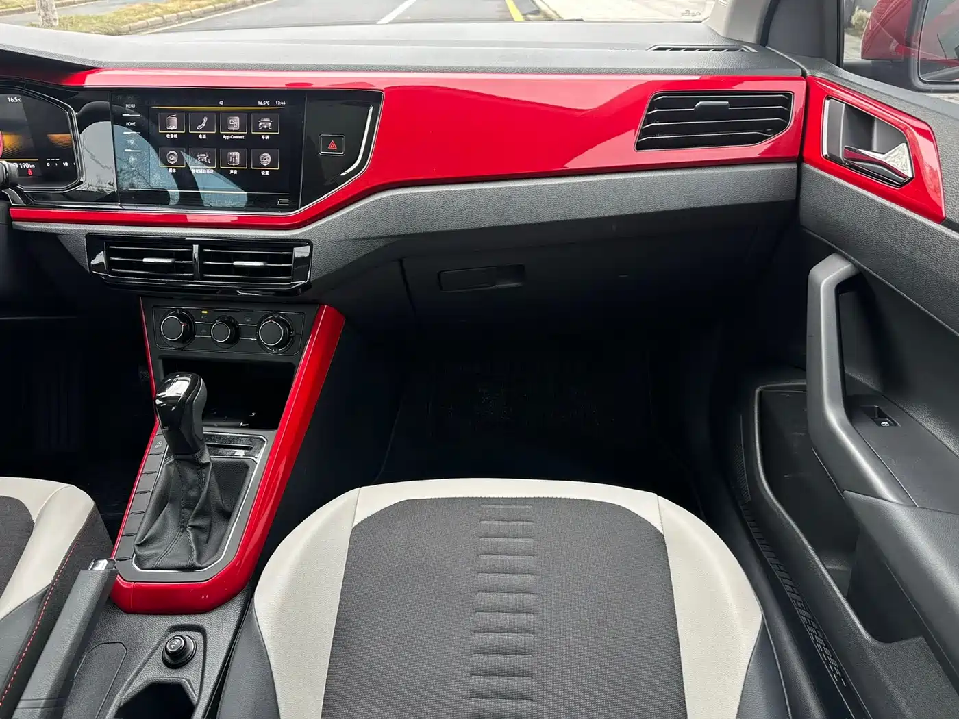 Volkswagen Polo 2023 Plus 1.5L Automatic Colorful Tech Edition фото 10
